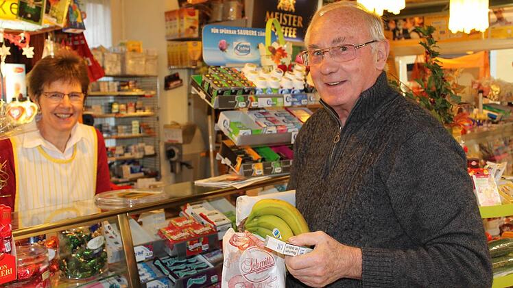 Erhard Kundmüller kommt aus Oberweiler zum Einkaufen zu Elisabeth Hetzel.Fotos: Anette Schreiber