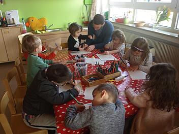 Eifrig malen die Kinder gemeinsam mit Erzieher Timo Schückle.  Foto: Stefan Geiger