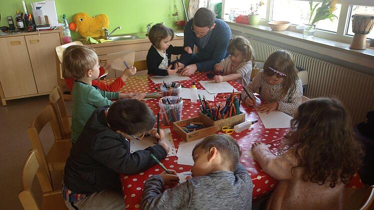 Eifrig malen die Kinder gemeinsam mit Erzieher Timo Schückle.  Foto: Stefan Geiger