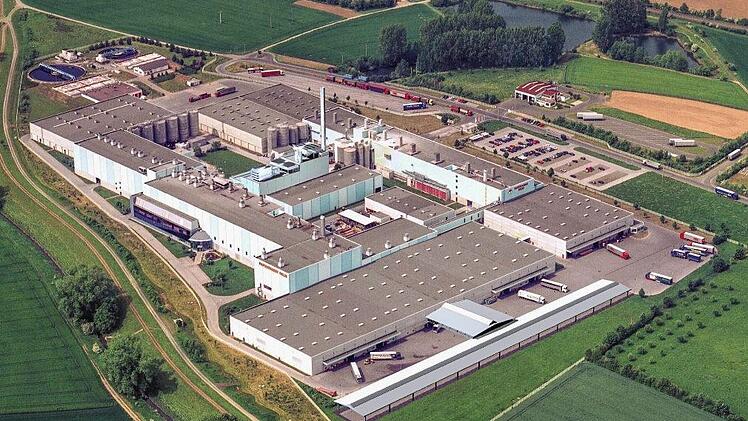 Das Kraftwerk der Papierfabrik sitzt zwischen den riesigen Hallen für die beiden Papiermaschinen - sichtbar nur aus der Luft. Foto: Papierfabrik Palm