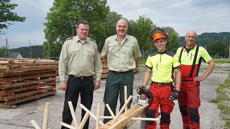 Nach dem Sieg auf Bayerischer Ebene im Berufswettbewerb der Forstwirte wurde Felix Dürr (2.v.rechts), Auszubildender des Forstreviers Reußendorf, auf Bundesebene dritter. Glückwünsche gab es von Forstdirektor Godfried Schwartz, Revierleiter Forstamtmann Manfred Oeldemann und (rechts) Ausbilder und Forstwirtschaftsmeister Karl-Heinz Reder. Foto: Marion Eckert