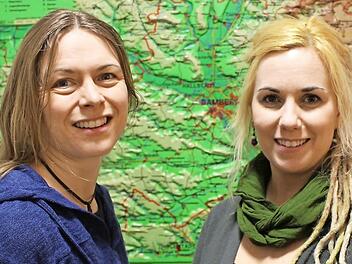 Stefanie Leichsenring (links) ist die neue Jugendpflegerin in Frensdorf. Unterstützt wird sie von der Jugendbeauftragten Sabine Knoblach. Foto: Evi Seeger