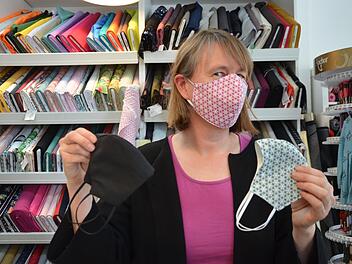 Heike Faber  präsentiert den  selbst genähten Mundschutz.   Es muss nicht immer die optisch klinische Variante sein. Bernhard  Panzer