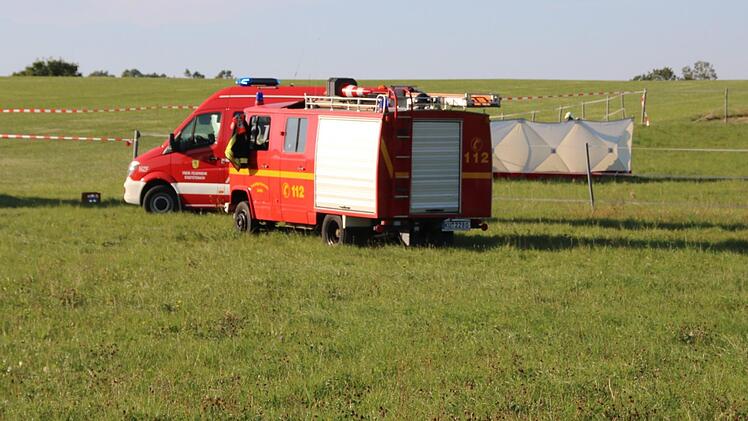 Auf dieser Weide schlug die Maschine auf. Die Rettungskräfte konnten für den Piloten nichts mehr tun. Foto: Jochen Nützel