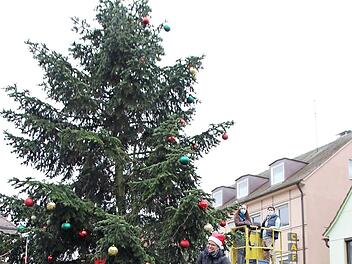 Ein ganzes Team schmückte den Weihnachtsbaum am Höchstadter Marktplatz. Vorne von links: Schülerpraktikant Nico Marchetti, Nadja Müller, Gerald Brehm, auf dem Hubsteiger im Hintergrund Susanne Bayer und Thomas Oppelt.  Foto: Andreas Dorsch