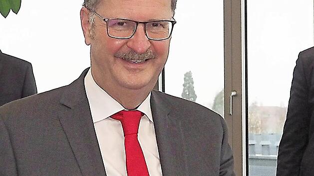 Martin Faber zeigt das Zertifikat für Ökostrom.  Foto: SÜC/C. Winter