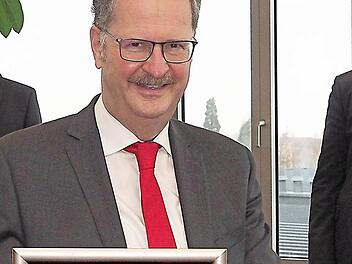 Martin Faber zeigt das Zertifikat für Ökostrom.  Foto: SÜC/C. Winter