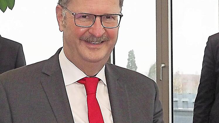 Martin Faber zeigt das Zertifikat für Ökostrom.  Foto: SÜC/C. Winter