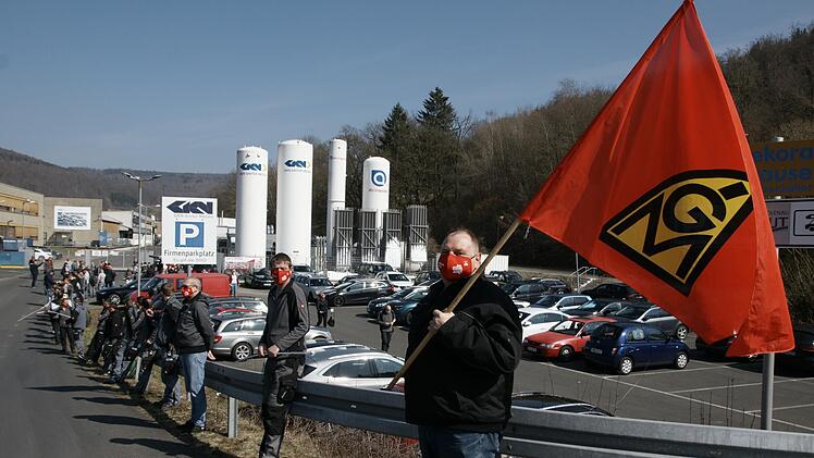 Bis hoch zur Einfahrt von GKN zog sich die Kette der Streikenden. Foto: Steffen Standke