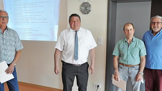 Drei Gemeinderäte wurden vom Freistaat Bayern für ihr langjähriges ehrenamtliches Engagement geehrt (von links): Manfred Fuchs, Bürgermeister Hermann Niediek, Wilhelm Ebert und Helmut Schwappach.