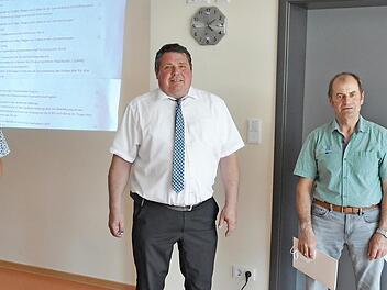 Drei Gemeinderäte wurden vom Freistaat Bayern für ihr langjähriges ehrenamtliches Engagement geehrt (von links): Manfred Fuchs, Bürgermeister Hermann Niediek, Wilhelm Ebert und Helmut Schwappach.