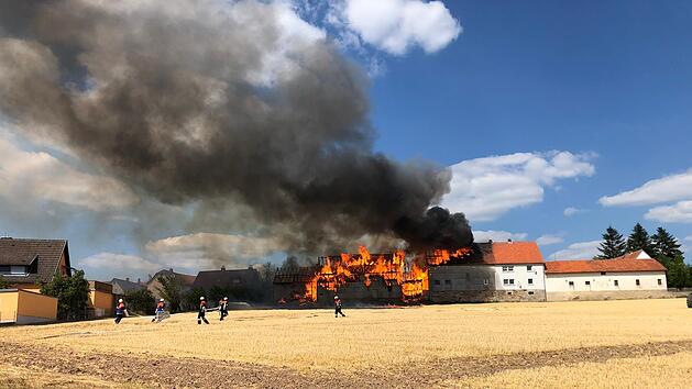 Geroda: Feuerwehr kämpft gegen Scheunenbrand
