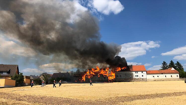 Geroda: Feuerwehr kämpft gegen Scheunenbrand