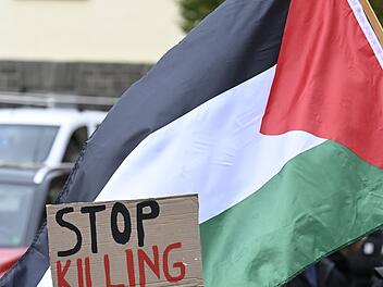 Nürnberg: Erneuter Vorfall bei Palästina-Demonstration - Teilnehmer hängt Zettel an Einsatzfahrzeug Nürnberg: Erneuter Vorfall bei Palästina-Demonstration - Teilnehmer hängt Zettel an Einsatzfahrzeug