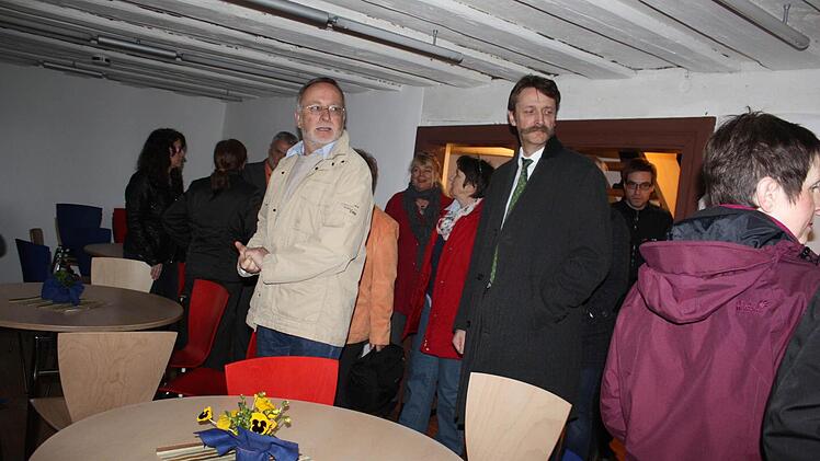 Besucher bei der Eröffnung