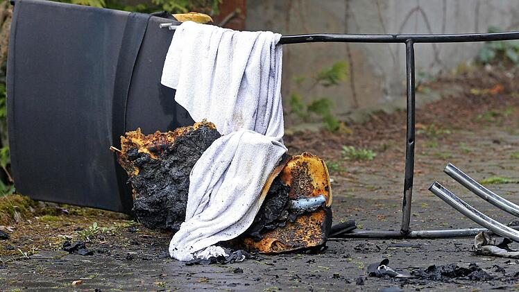 Eine Duftkerze hat am Donnerstag einen Zimmerbrand in Eggolsheim (Landkreis Forchheim) ausgelöst. Drei Menschen wurden leicht verletzt. Foto: News5 / Herse