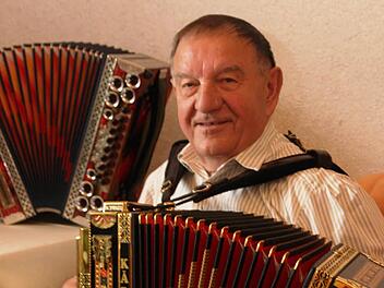 Mit 60 Jahren kaufte sich Ludwig Römer sein erstes Akkordeon. Mittlerweile ist der 79-Jährige eine feste Größe in der heimatlichen Musikszene.   Foto: Franz Galster