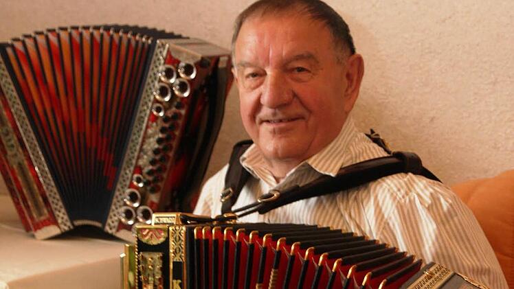 Mit 60 Jahren kaufte sich Ludwig Römer sein erstes Akkordeon. Mittlerweile ist der 79-Jährige eine feste Größe in der heimatlichen Musikszene.   Foto: Franz Galster