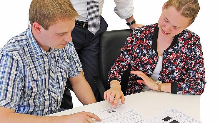 Letzter Feinschliff: Das jüngste Stadtratsmitglied Torsten Grampp (CSU, links), sein Fraktionskollege Wolfram Brehm (Mitte) und Projektinitiatorin Katrin Brehm gehen noch einmal die Fragebögen durch. Foto: privat