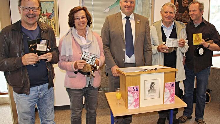 Bürgermeister Jürgen Hennemann (Mitte) zeichnete als erfolgreiche Teilnehmer am Postkartenwettbewerb der Stadt Ebern (von links) aus: Rudolf Hein, Gisela Röder, Werner Eichler und Bert Niklaus.  Foto: Helmut Will