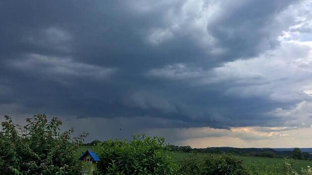 Dunkle Gewitterwolken zogen vergangene Woche über Oberfranken. Auch in der nächsten Woche bleibt das Wetter unbeständig. Foto: NEWS5 / Fricke