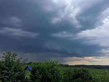 Dunkle Gewitterwolken zogen vergangene Woche &uuml;ber Oberfranken. Auch in der n&auml;chsten Woche bleibt das Wetter unbest&auml;ndig. Foto: NEWS5 / Fricke