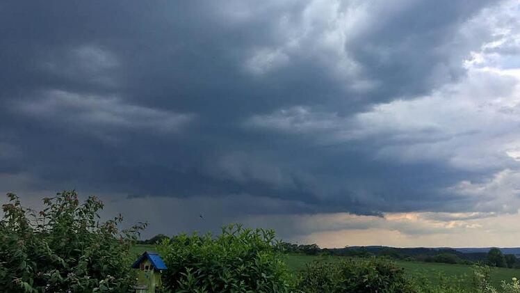 Dunkle Gewitterwolken zogen vergangene Woche über Oberfranken. Auch in der nächsten Woche bleibt das Wetter unbeständig. Foto: NEWS5 / Fricke