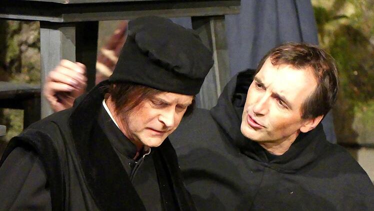 Luther (Gerd Kammerer, rechts) und Philipp Melanchton (Mathias Ebert). Foto: Dieter Hübner