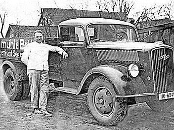 Der Firmengründer Bernhard Seger vor seinem ersten LKW, die Firma startete mit einem Pferdefuhrwerk in Brünn. Foto: privat