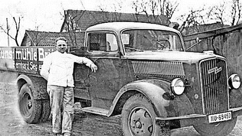 Der Firmengründer Bernhard Seger vor seinem ersten LKW, die Firma startete mit einem Pferdefuhrwerk in Brünn. Foto: privat