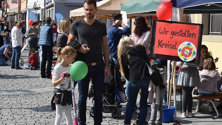Auch für die Eltern war der Weltkindertag auf dem Marktplatz ein Erlebnis.Foto: Andreas Welz