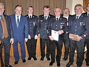 Bei einem Ehrenabend erhielten mehrere Aktive das Ehrenzeichen in Gold. Im Bild (von links) Bürgermeister Günther Hübner, Landrat Klaus Peter Söllner, Kommandant Michael Hahn, Kreisbrandmeister Wolfgang Kunert, Peter Butzmann, Manfred Zanner, Werner Kuhmann und Vorsitzender Andreas Stein Foto: Werner Reißaus