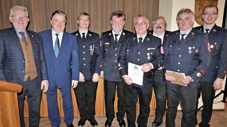 Bei einem Ehrenabend erhielten mehrere Aktive das Ehrenzeichen in Gold. Im Bild (von links) Bürgermeister Günther Hübner, Landrat Klaus Peter Söllner, Kommandant Michael Hahn, Kreisbrandmeister Wolfgang Kunert, Peter Butzmann, Manfred Zanner, Werner Kuhmann und Vorsitzender Andreas Stein Foto: Werner Reißaus