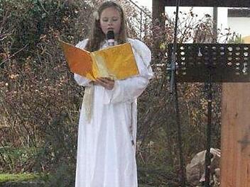 Christkind Melina Roth er&ouml;ffnete den Weihnachtsmarkt im Schlosshof von Unteraufse&szlig;. Foto: Uwe Huber