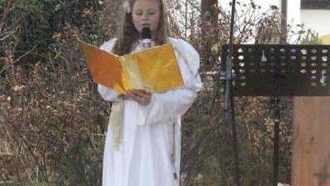 Christkind Melina Roth er&ouml;ffnete den Weihnachtsmarkt im Schlosshof von Unteraufse&szlig;. Foto: Uwe Huber