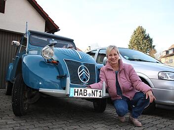 Christine Scholz ist mächtig stolz auf ihre nachgebaute Citroën 2CV, umgangssprachlich Ente genannt. Das drückt sie im Auto-Kennzeichen aus, das für "Ich habe eine Ente" steht. Foto: Ralf Ruppert