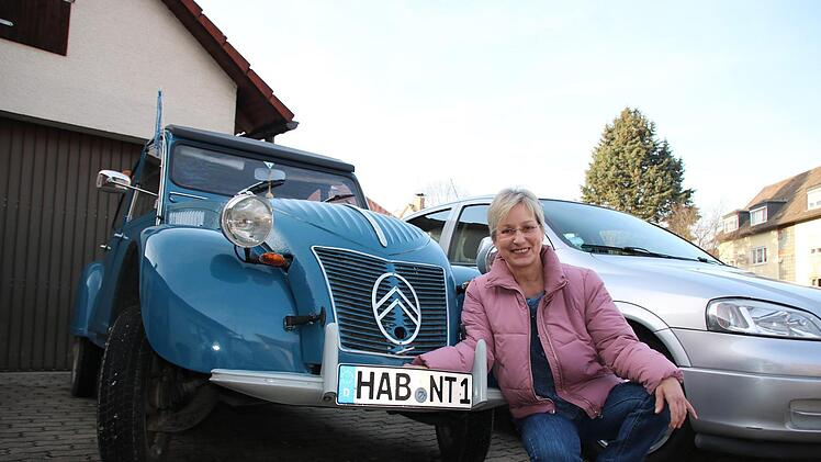 Christine Scholz ist mächtig stolz auf ihre nachgebaute Citroën 2CV, umgangssprachlich Ente genannt. Das drückt sie im Auto-Kennzeichen aus, das für "Ich habe eine Ente" steht. Foto: Ralf Ruppert