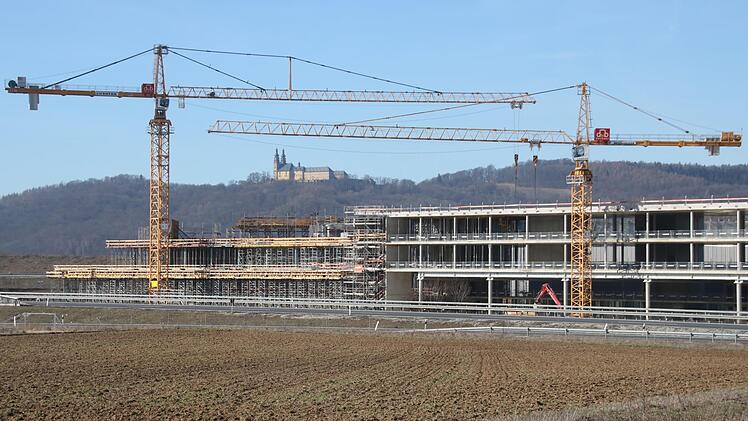 Wenige Hundert Meter vom Bauplatz der Firma CS Trans entfernt, aber schon auf Lichtenfelser Stadtgebiet, werden gerade die Firmengebäude von Concept Laser hochgezogen.Matthias Einwag