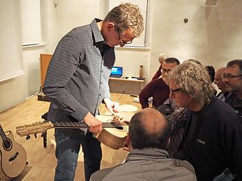 Thomas Schaller zeigt eine handgefertigte Gitarre. Foto: Max Huber