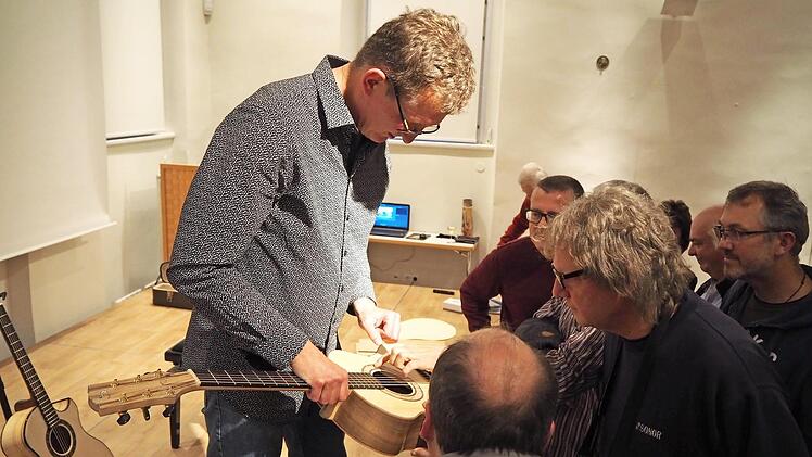 Thomas Schaller zeigt eine handgefertigte Gitarre. Foto: Max Huber