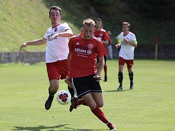 Nicht zu bremsen: FT-Stürmer Dominik Popp enteilt  Tim Kolb vom FC Fuchsstadt. Foto: Sebastian Schmitt