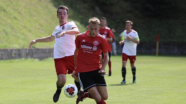 Nicht zu bremsen: FT-Stürmer Dominik Popp enteilt  Tim Kolb vom FC Fuchsstadt. Foto: Sebastian Schmitt