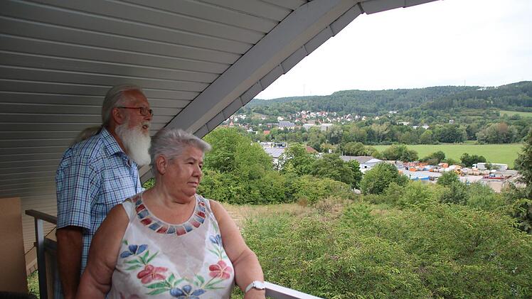 Heinz und Karin Zirkenbach schauen vom Balkon ihres Hauses auf den Garten. Gleich dahinter liegt der Recyclinghof der Firma Seger.  Thomas Malz