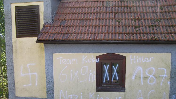 Mit Hakenkreuzen und anderen Schmierereien wurde die kleine Kapelle beschädigt. Foto: Wolfgang Saam