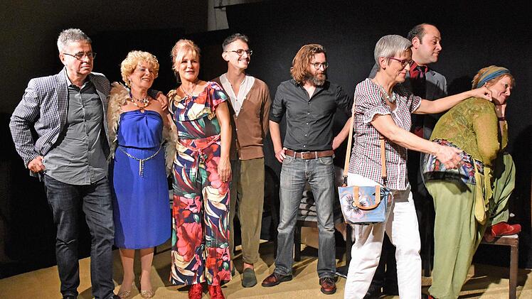 Auf der Bühne (von links) Werner Lorenz, Gabriele Marquardt, Andrea Tiessen-Lehmann, Martin Habermeyer, Felix Pielmeier, Annerose Simon, Patrick L. Schmitz und Heidi Merz