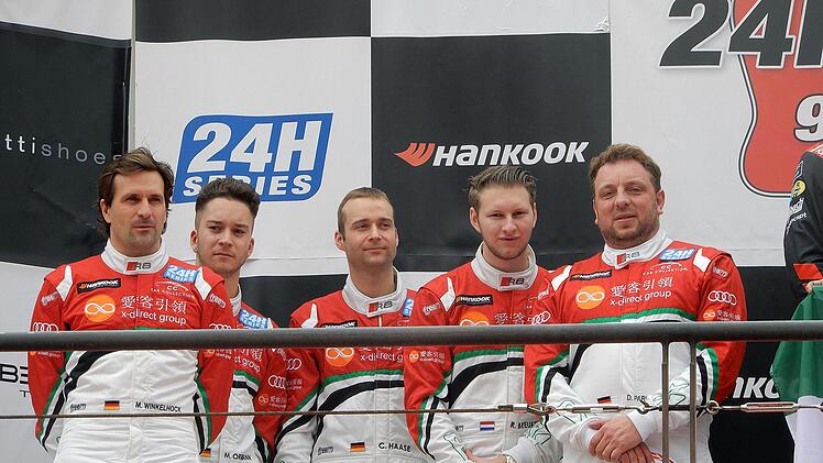 Die Audi-Werksfahrer (von links) Markus Winkelhock, Mike-David Ortmann, Christopher Haase, Rik Breukers und Dimitri Parhofer wurden im Emirat Dubai Zweite.  Fotos: Jorge Ferrari