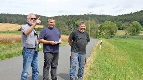 Frank Reißenweber, Udo Wohlmacher und Rolf Deschner (von links) stehen im Brutgebiet der Wiesenweihe. Foto: Rainer Lutz
