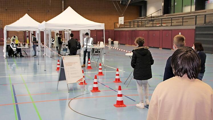 Für die Reihentestung an Eberner Schulen wurde eine mobile Teststation in der Dreifachturnhalle aufgebaut. Fotos: Eckehard Kiesewetter