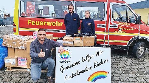Alexander Back und Ilona G&ouml;&szlig;mann-Schmitt &uuml;bergeben 400 Kilo gesammelte Kronkorken an den Initiator der Aktion, Stefan Rambacher, zugunsten der Station Regenbogen.