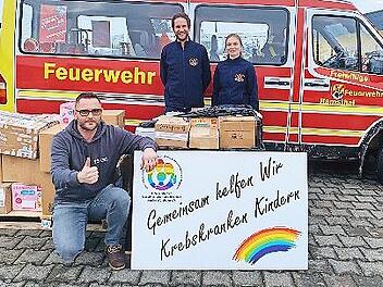Alexander Back und Ilona Gößmann-Schmitt übergeben 400 Kilo gesammelte Kronkorken an den Initiator der Aktion, Stefan Rambacher, zugunsten der Station Regenbogen.